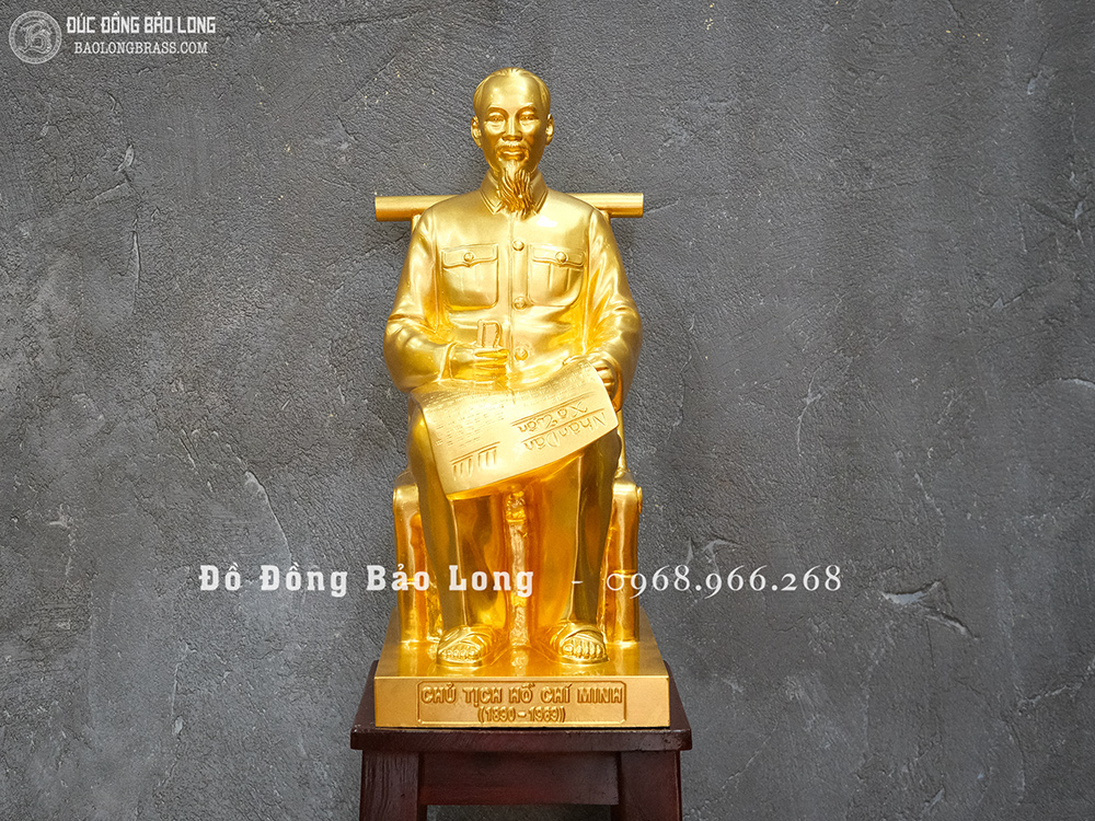 Tượng đồng Bác Hồ ngồi ghế mây đọc báo dát vàng 24k cao 50cm