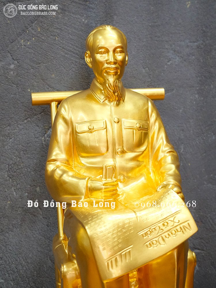 Tượng đồng Bác Hồ ngồi ghế mây đọc báo dát vàng 24k cao 50cm