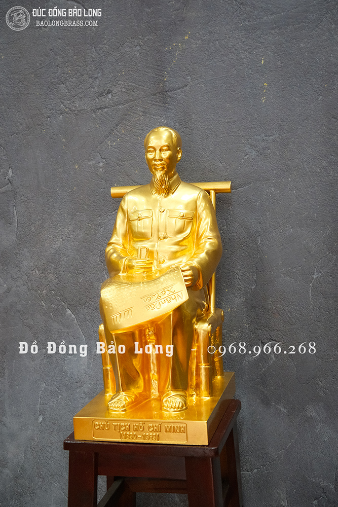 Tượng đồng Bác Hồ ngồi ghế mây đọc báo dát vàng 24k cao 50cm