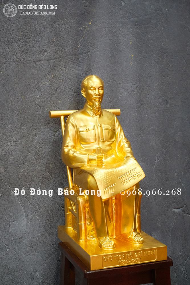 Tượng đồng Bác Hồ ngồi ghế mây đọc báo dát vàng 24k cao 50cm