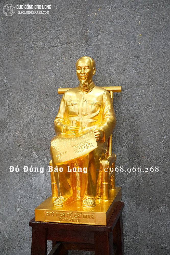 Tượng đồng Bác Hồ ngồi ghế mây đọc báo dát vàng 24k cao 50cm