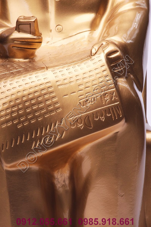 Tượng bác hồ ngồi đọc sách áo