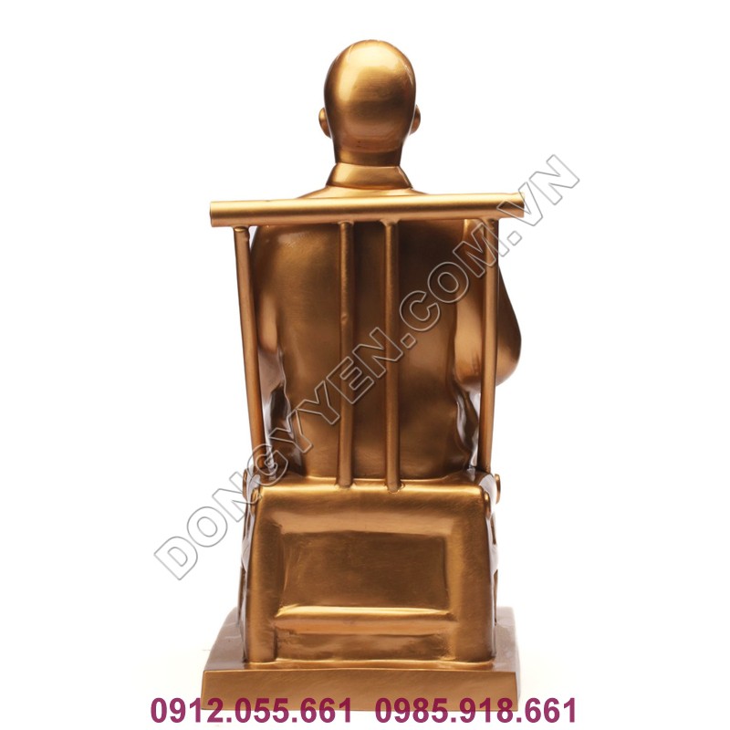 Tượng bác hồ ngồi đọc sách sau