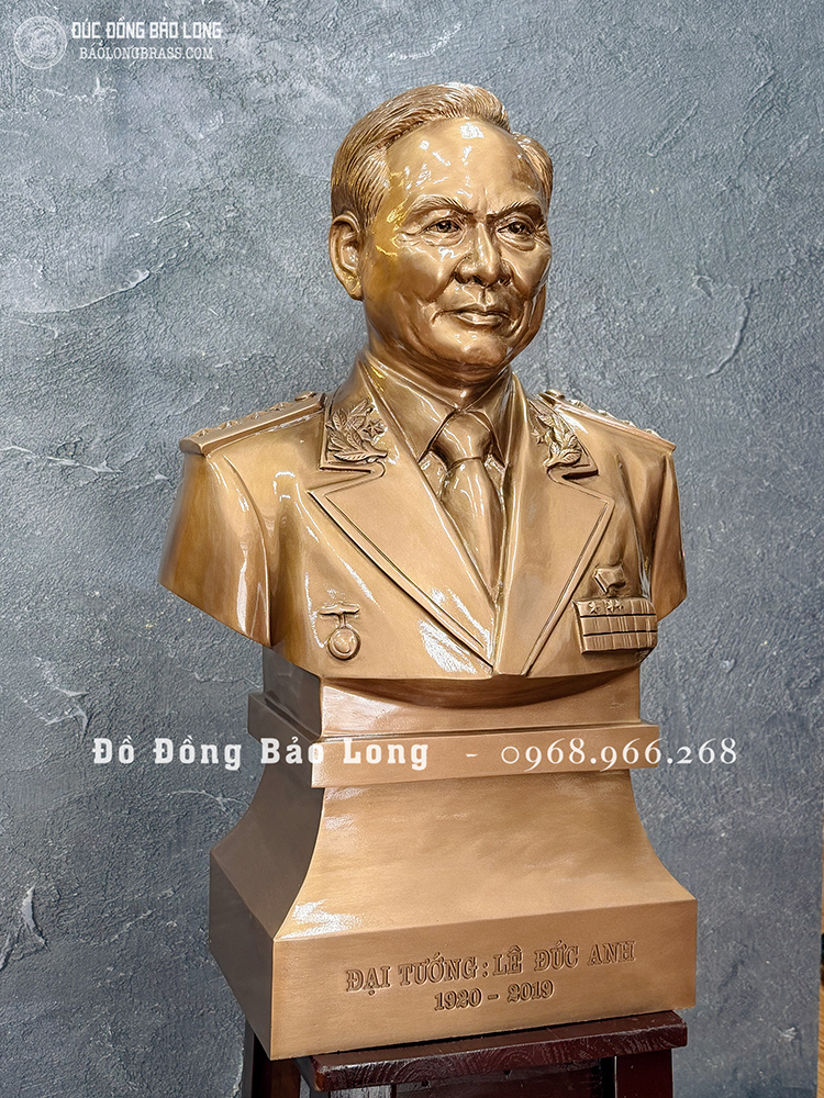 Tượng Đại tướng Lê Đức Anh bằng đồng đỏ cao 61cm