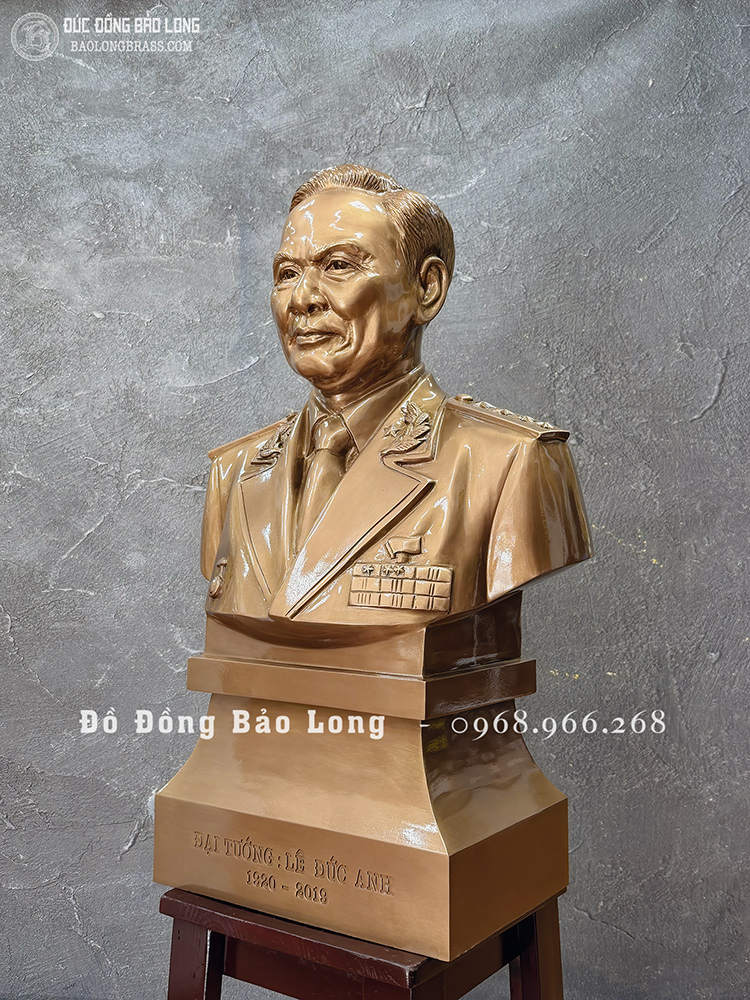 Tượng Đại tướng Lê Đức Anh bằng đồng đỏ cao 61cm