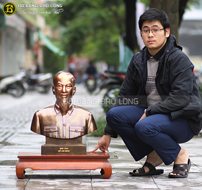 Tượng Bác Hồ bán thân bằng đồng khảm vàng, bạc cao 55cm