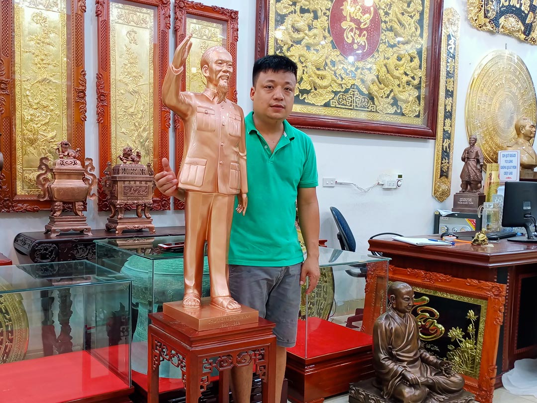 tượng bác hồ đứng giơ tay chào 1m bằng đồng đỏ