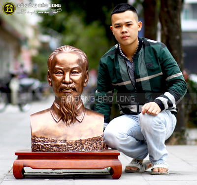 Tượng chân dung Bác Hồ vát vai bằng đồng đỏ trầm cổ cao 61cm
