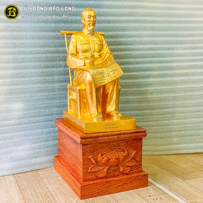TƯợng Bác Hồ Ngồi Đọc Báo dát vàng 42cm cho khách Phú Thọ