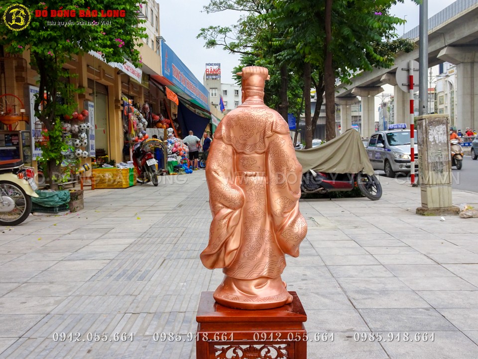 Mặt sau của tượng khổng minh