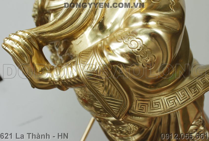 tay vuốt râu