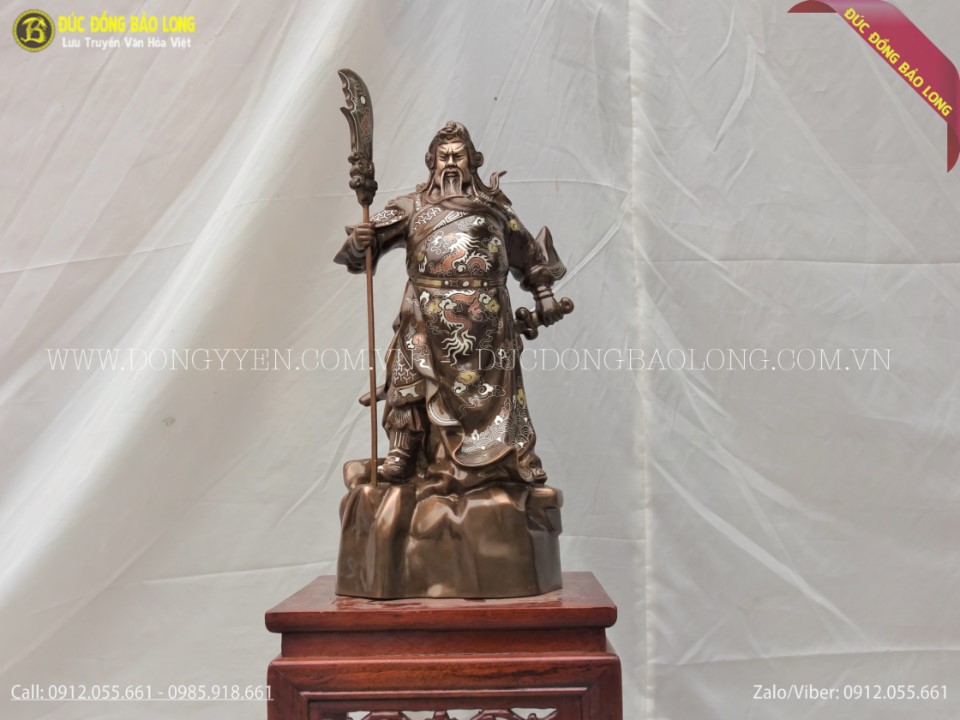 tượng quan công đứng chống đao