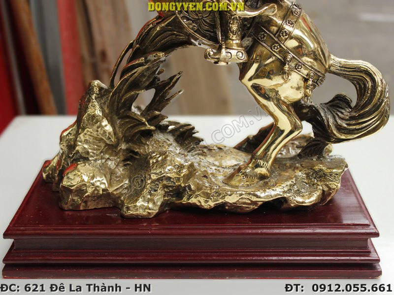 Tượng đặt trên đế gỗ sang trọng