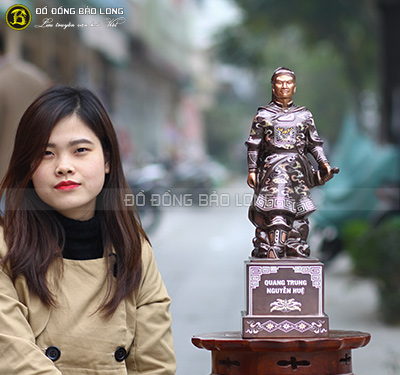 Tượng Quang Trung bằng đồng khảm tam khí dáng đứng cầm đao cao 48cm 