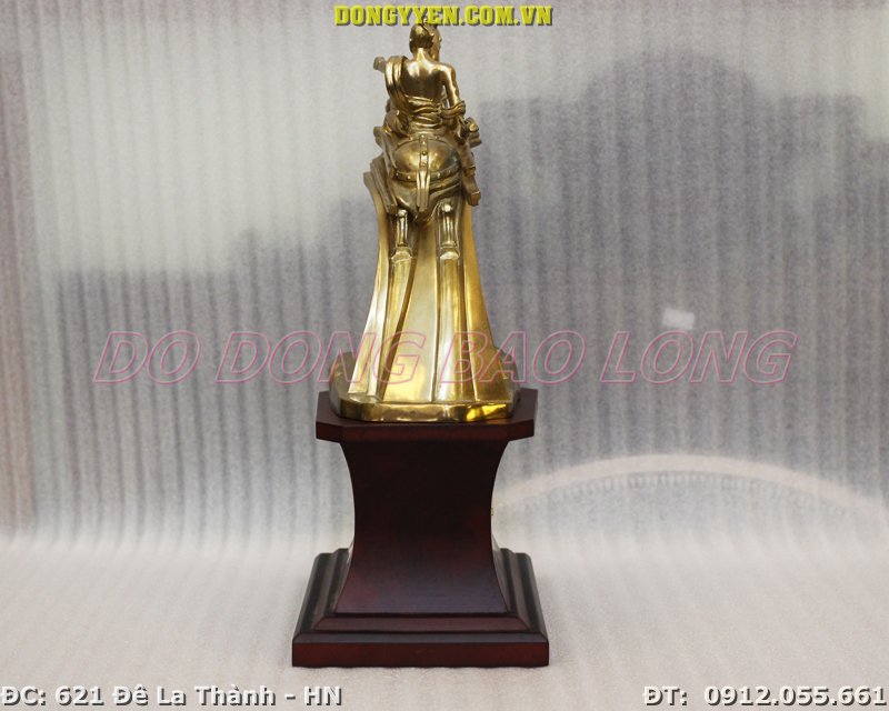 tượng đặt trên đế gỗ sang trọng
