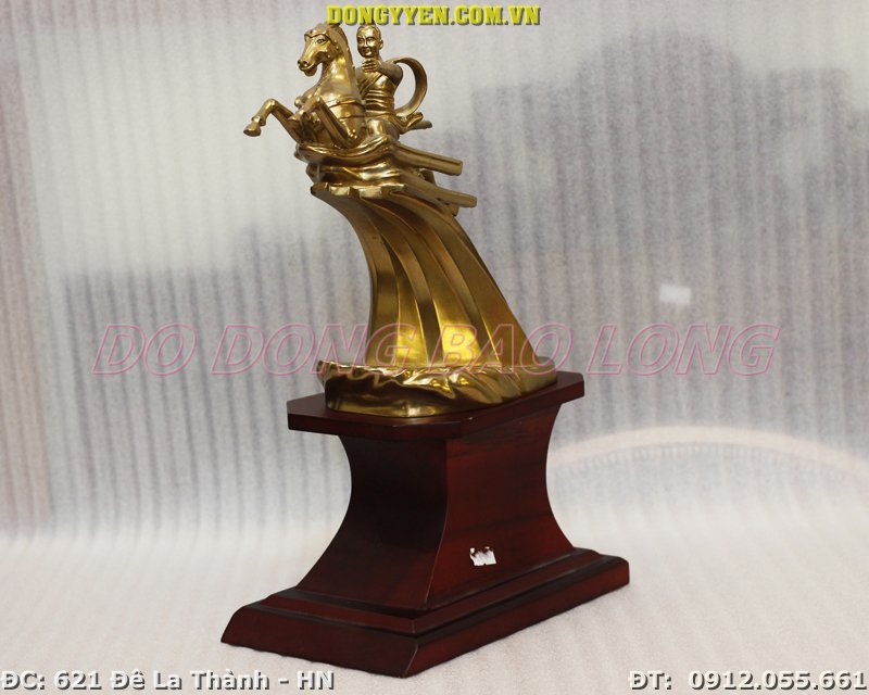 tượng để trên bàn làm việc