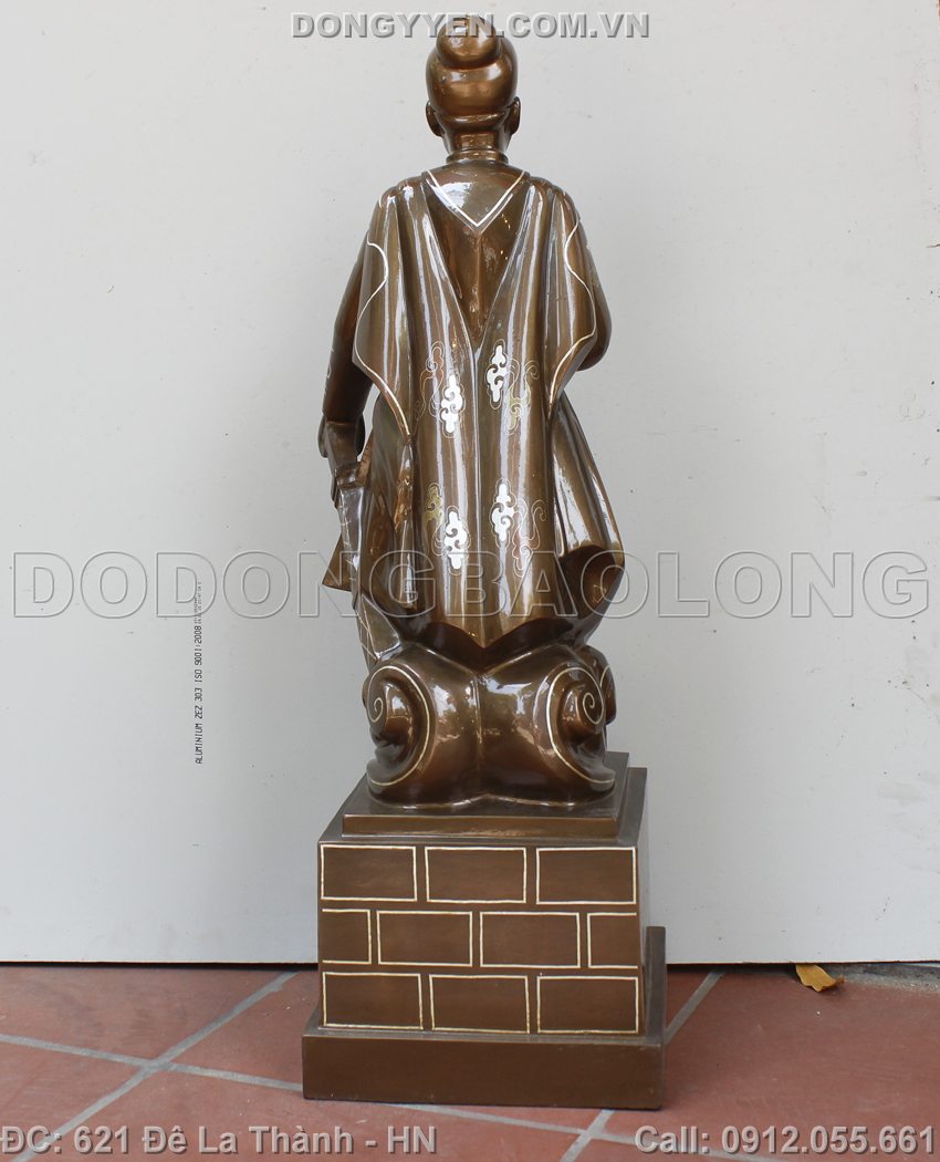 tượng nhìn từ phí sau