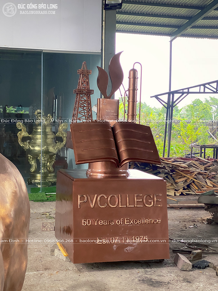 Đúc mô hình biểu tượng bằng đồng đỏ cao 2m2 cho Trường Cao Đẳng Dầu Khí
