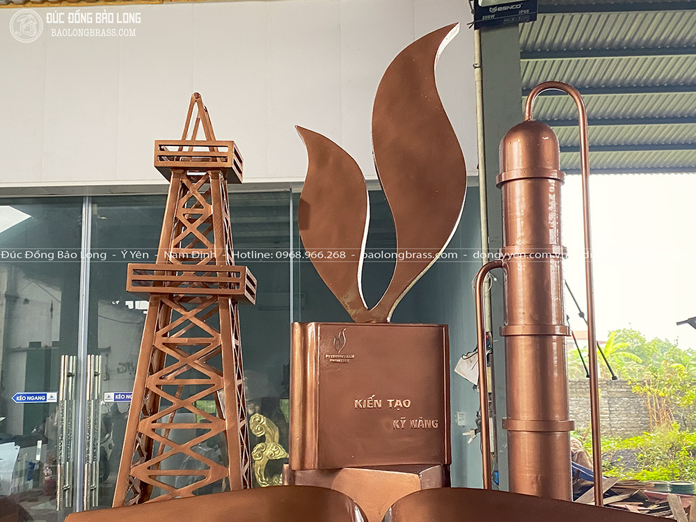 Đúc mô hình biểu tượng bằng đồng đỏ cao 2m2 cho Trường Cao Đẳng Dầu Khí