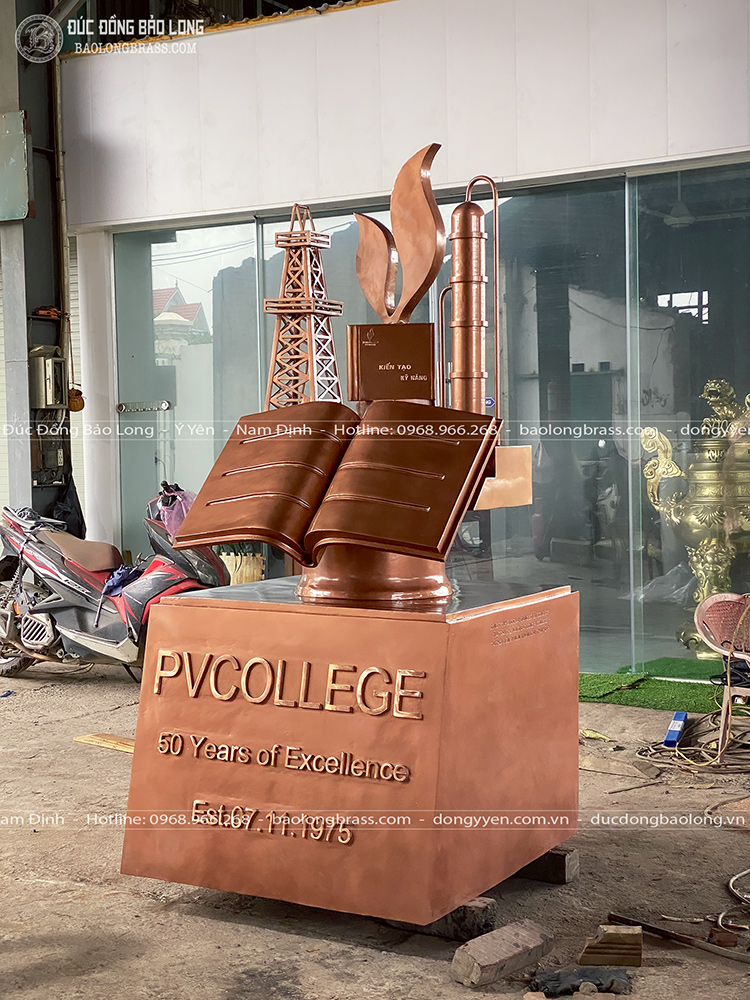 Đúc mô hình biểu tượng bằng đồng đỏ cao 2m2 cho Trường Cao Đẳng Dầu Khí