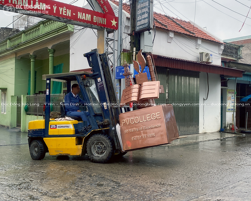 Đúc mô hình biểu tượng bằng đồng đỏ cao 2m2 cho Trường Cao Đẳng Dầu Khí