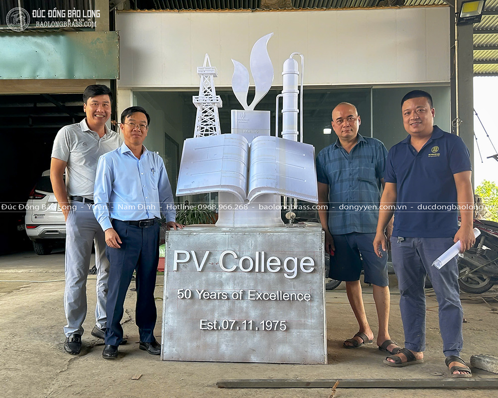 Đúc mô hình biểu tượng bằng đồng đỏ cao 2m2 cho Trường Cao Đẳng Dầu Khí