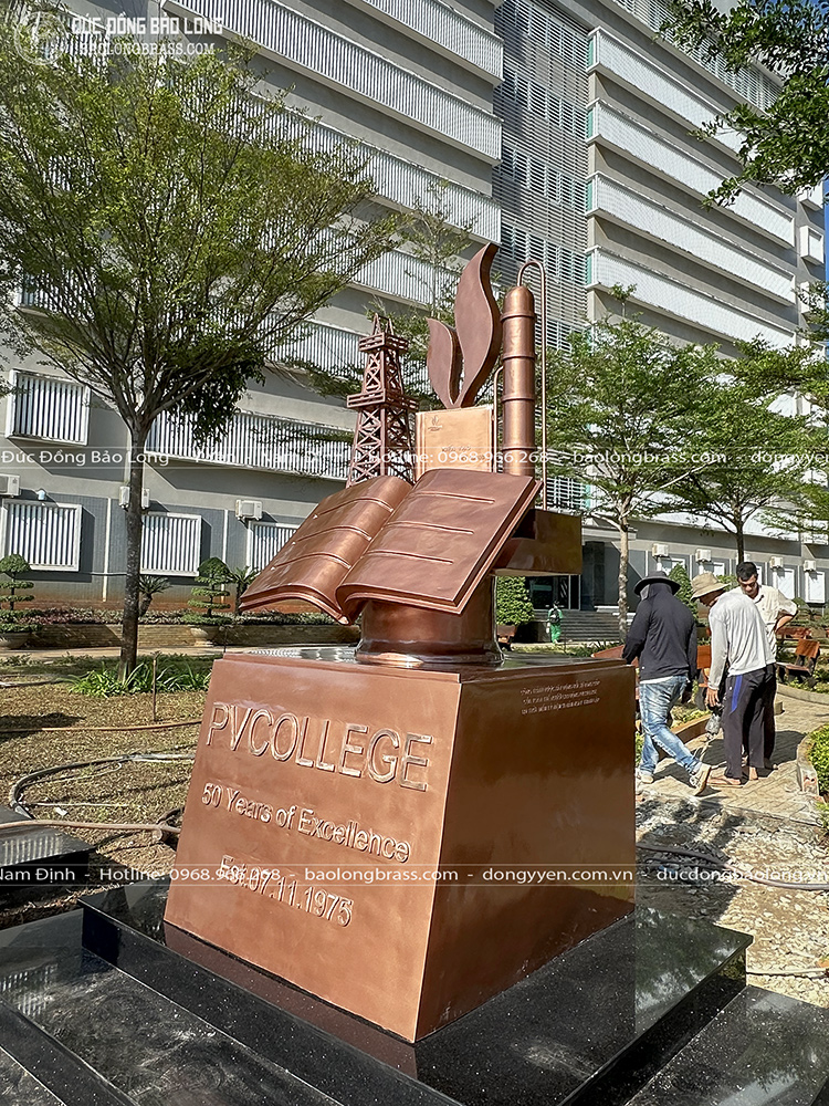 Đúc mô hình biểu tượng bằng đồng đỏ cao 2m2 cho Trường Cao Đẳng Dầu Khí