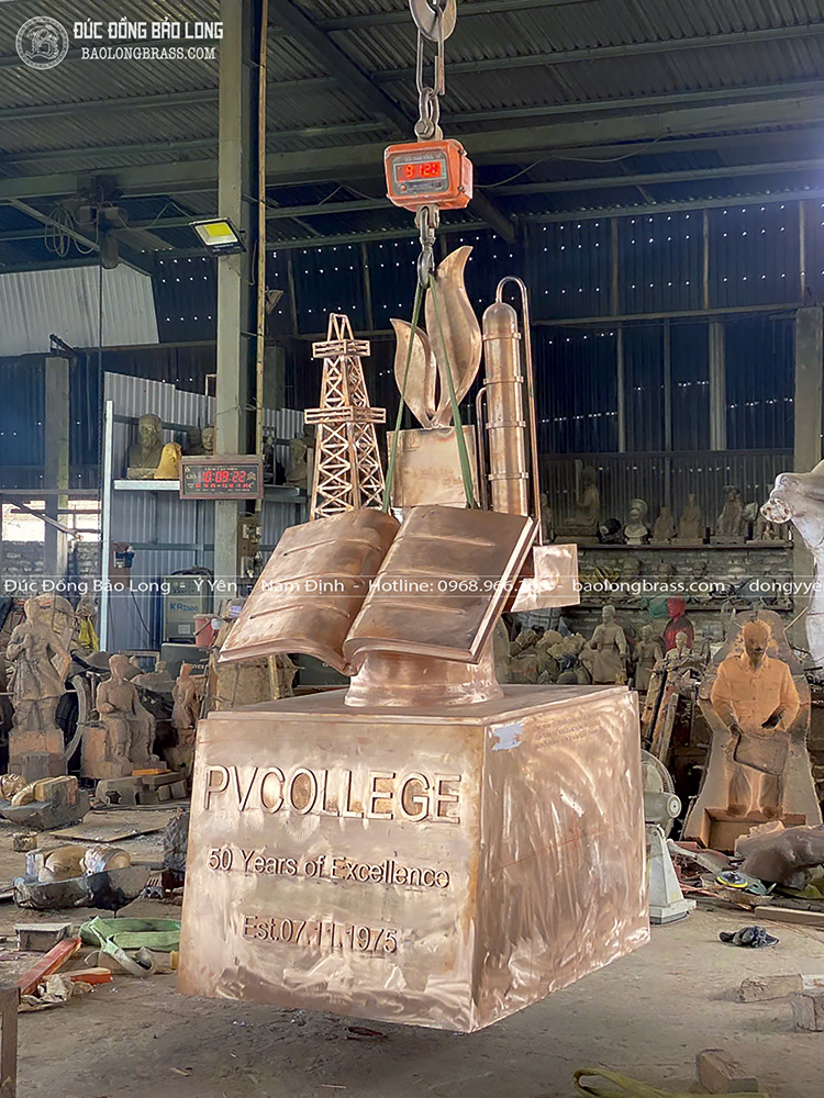 Đúc mô hình biểu tượng bằng đồng đỏ cao 2m2 cho Trường Cao Đẳng Dầu Khí