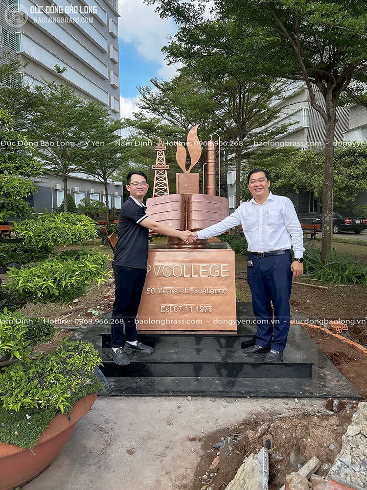 Đúc Mô Hình Biểu Tượng Bằng Đồng Đỏ Cao 2m2 Cho Trường Cao Đẳng Dầu Khí