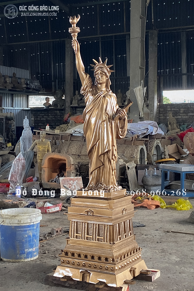 Tượng Nữ Thần Tự Do bằng đồng đỏ cao 1m55 màu trầm cổ