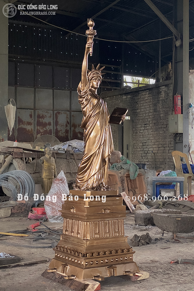 Tượng Nữ Thần Tự Do bằng đồng đỏ cao 1m55 màu trầm cổ