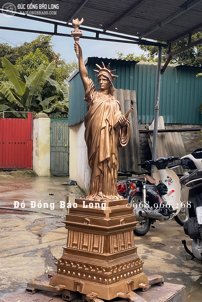 Tượng Nữ Thần Tự Do bằng đồng đỏ cao 1m55 màu trầm cổ