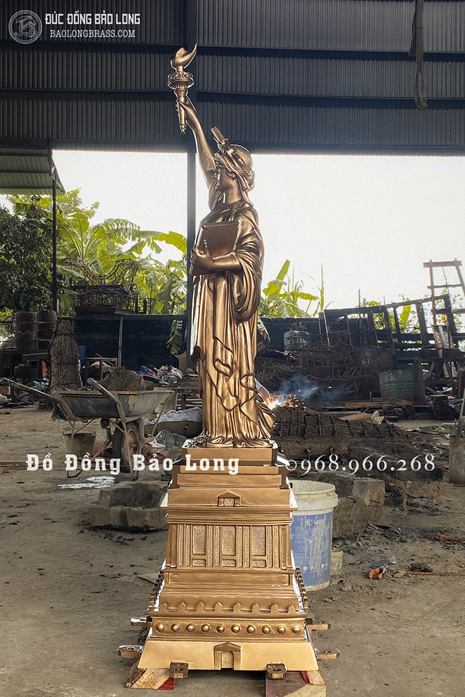 Tượng Nữ Thần Tự Do bằng đồng đỏ cao 1m55 màu trầm cổ