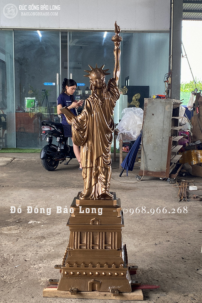Tượng Nữ Thần Tự Do bằng đồng đỏ cao 1m55 màu trầm cổ