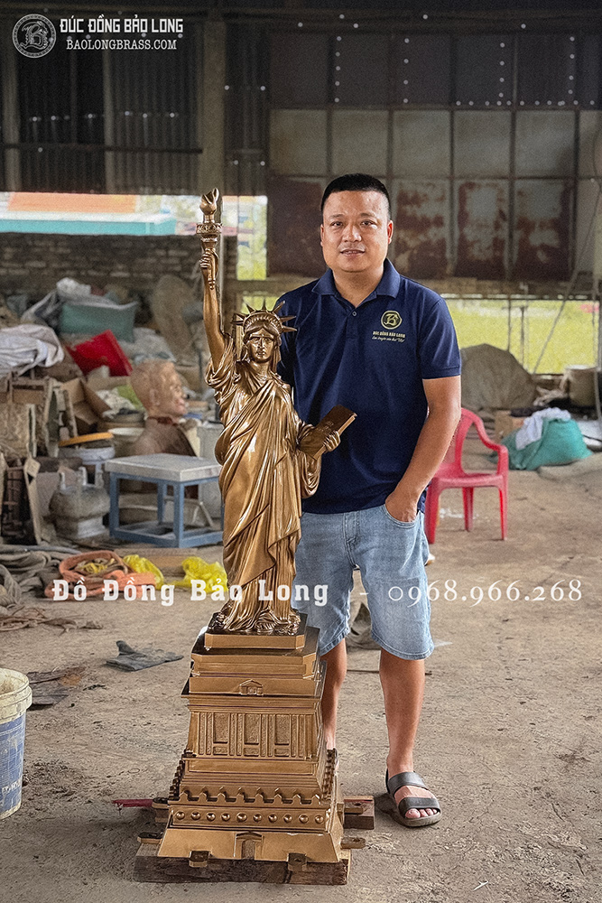 Tượng Nữ Thần Tự Do bằng đồng đỏ cao 1m55 màu trầm cổ