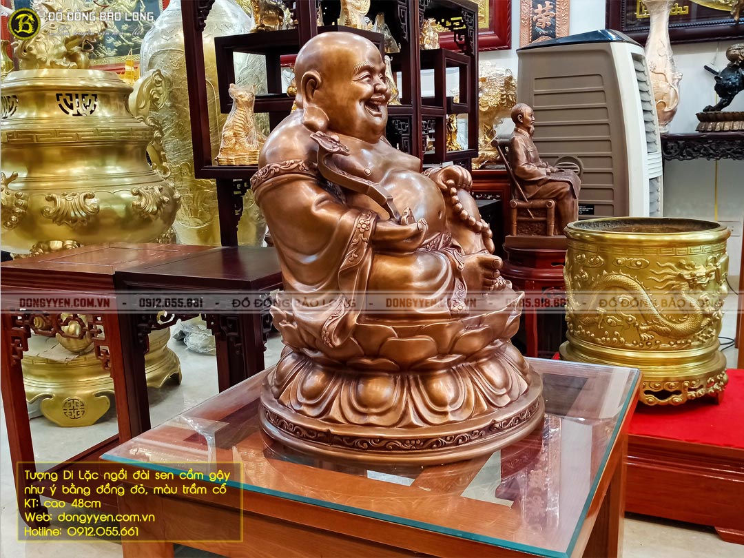 tượng phật di lặc ngồi đài sen cầm gậy như ý bằng đồng đỏ