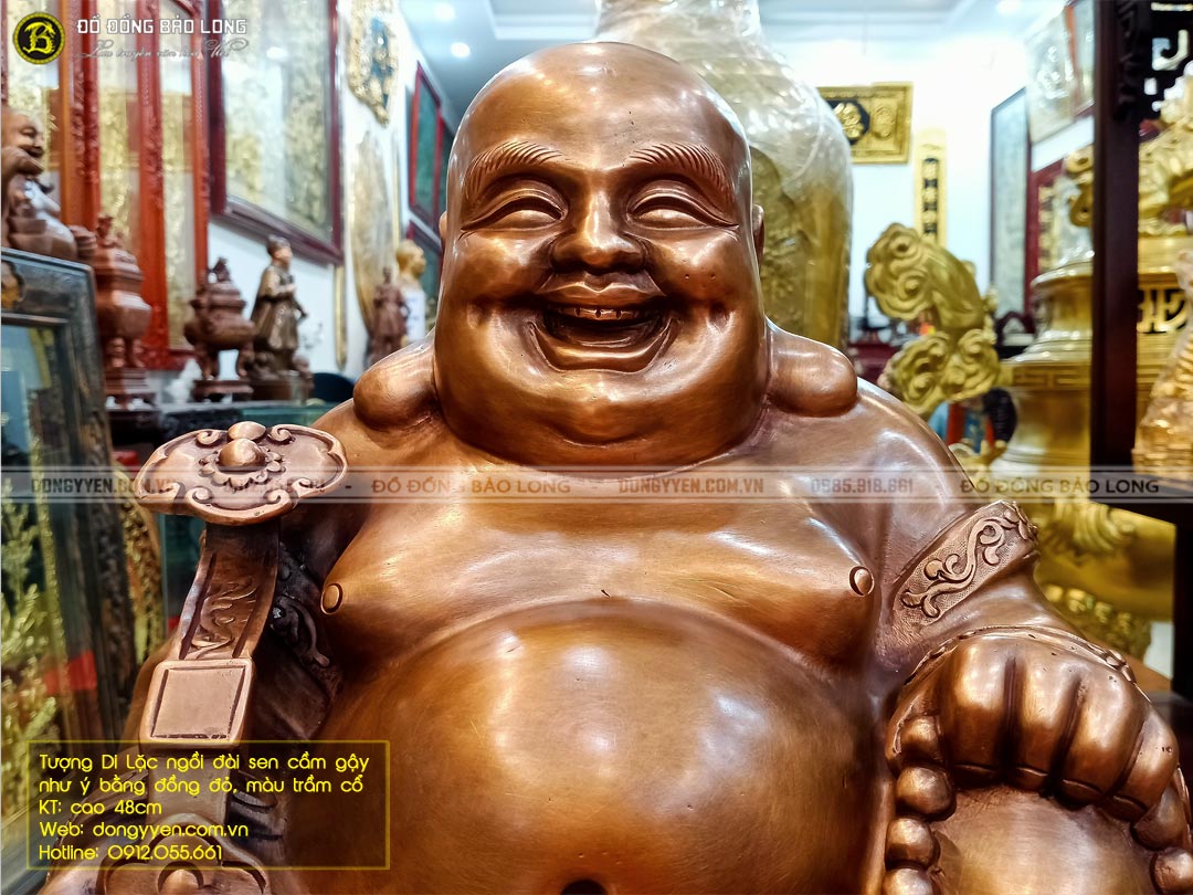 tượng phật di lặc ngồi đài sen cầm gậy như ý bằng đồng đỏ