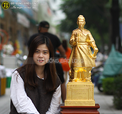 Tượng Trần Hưng Đạo bằng đồng dát vàng 9999 cao 69cm
