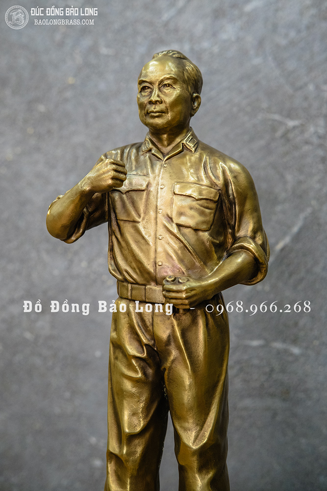 Tượng Đại tướng Võ Nguyên Giáp đứng bằng đồng cao 42cm màu trầm cổ