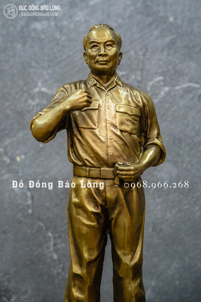 Tượng Đại tướng Võ Nguyên Giáp đứng bằng đồng cao 42cm màu trầm cổ