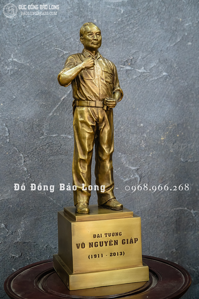 Tượng Đại tướng Võ Nguyên Giáp đứng bằng đồng cao 42cm màu trầm cổ