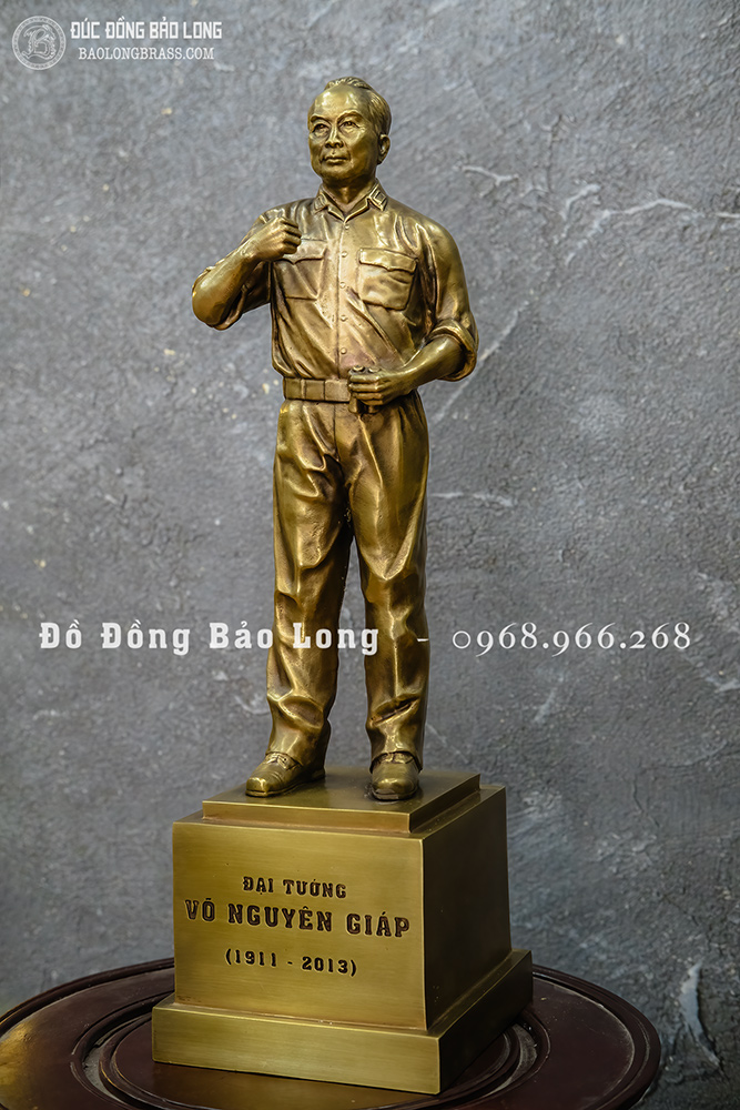 Tượng Đại tướng Võ Nguyên Giáp đứng bằng đồng cao 42cm màu trầm cổ