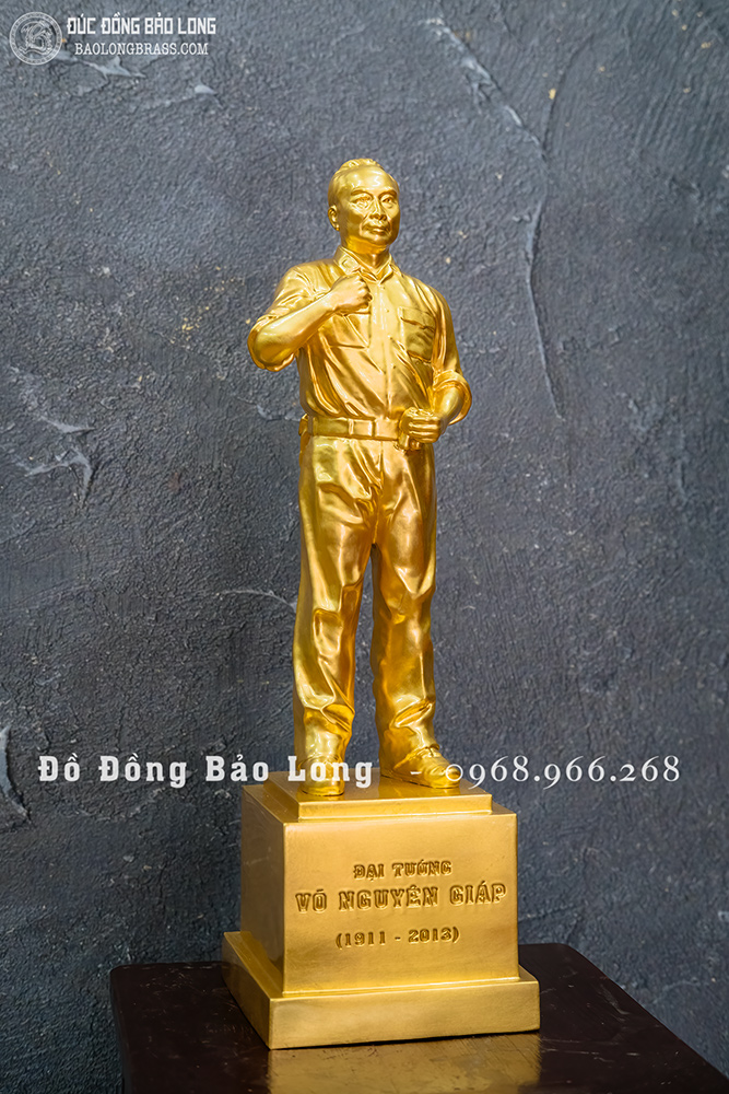 Tượng Đại tướng Võ Nguyên Giáp đứng bằng đồng cao 42cm dát vàng 24k