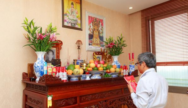 Thờ Phật và tổ tiên trên cùng bàn thờ gia đình là một nét văn hóa truyền thống đẹp của người Việt. Hãy cùng chúng tôi bày trí cho bàn thờ của bạn thêm phảng phất hương thơm suốt cả những tháng ngày tươi đẹp.