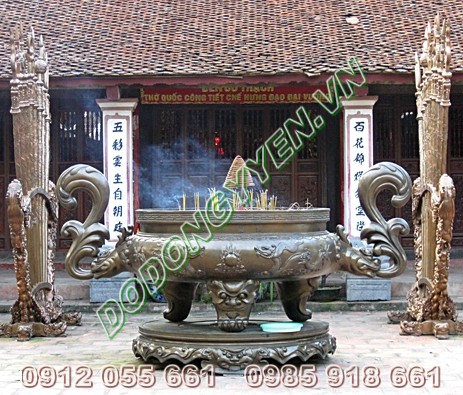 Đúc lư hương đồng cho nhà chùa, nhà thờ